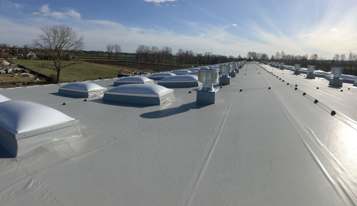 Renowacja dachu przemysłowego – długoterminowe oszczędności i wyższa trwałość budynku