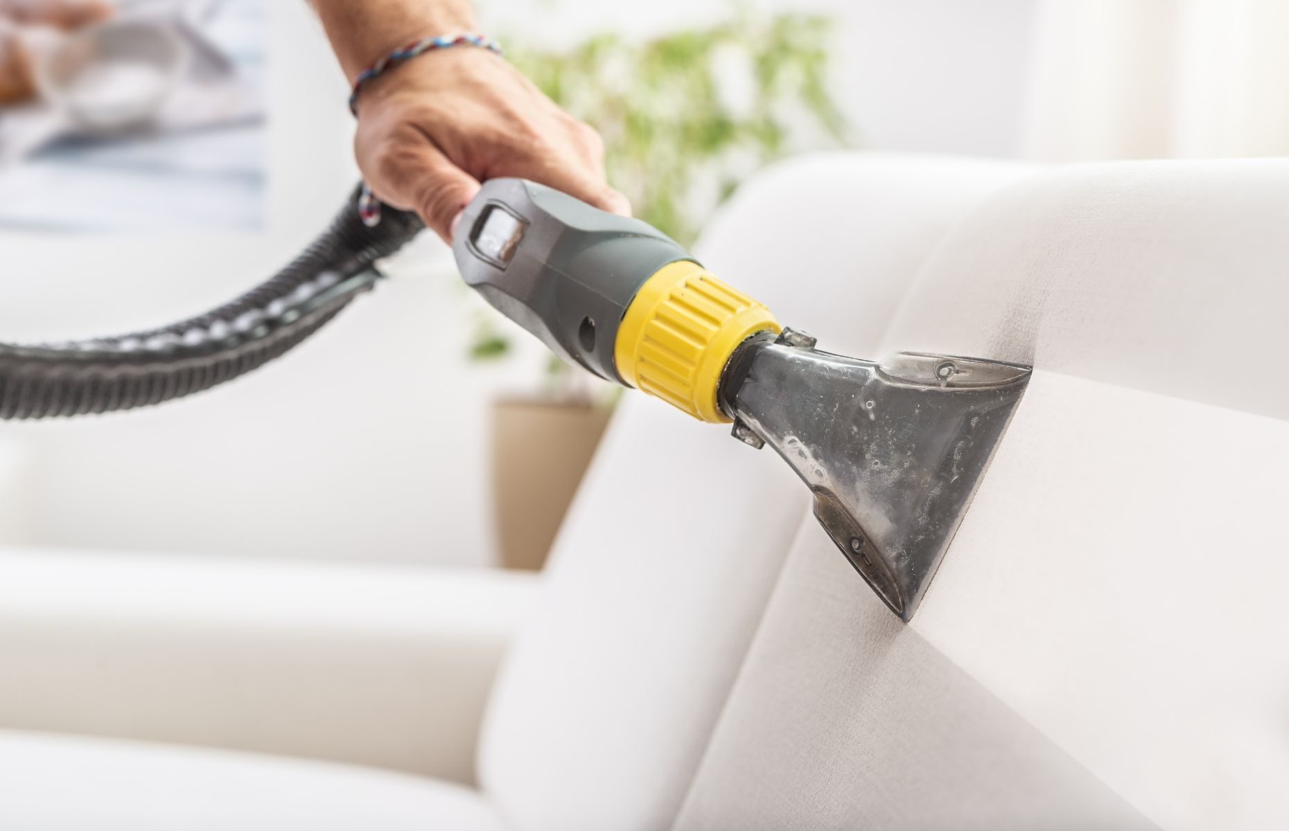 Pranie tapicerki meblowej - czy warto robić to samemu?