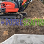 Jak przygotować działkę i wykop pod szambo betonowe? Najważniejsze zasady przed montażem
